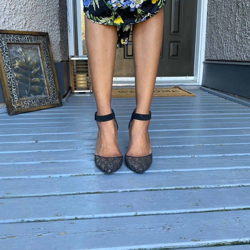 Style & Co Black and Gold Back Zip Heels - Picture 2 of 5